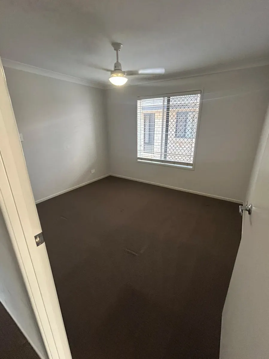 End of lease clean - empty room by Samzu